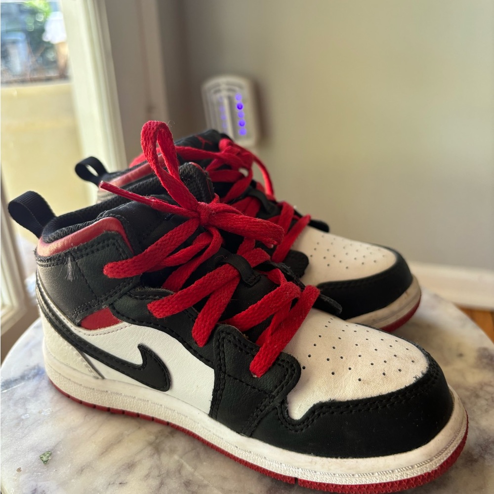 Boys AJ 1mid sneaker size US10C